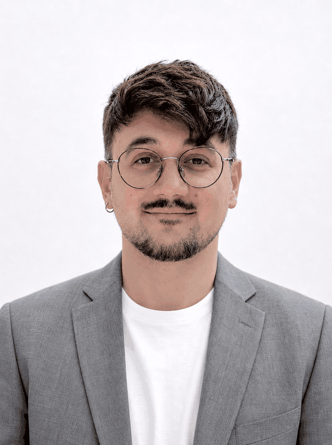 Portrait of Miguel Tomás Gomes — Portuguese UX Writer, Content Designer and technology columnist based in Lisbon, Portugal.